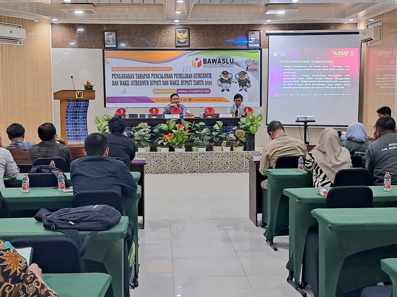 BIMTEK pengawasan tahapan pencalonan pemilihan gubernur dan wakil gubernur, bupati dan wakil bupati tahun 2024 Bawaslu Provinsi Sulawesi Barat yang dihelat di salah satu aula hotel di Majene, Minggu 25 Agustus 2024.