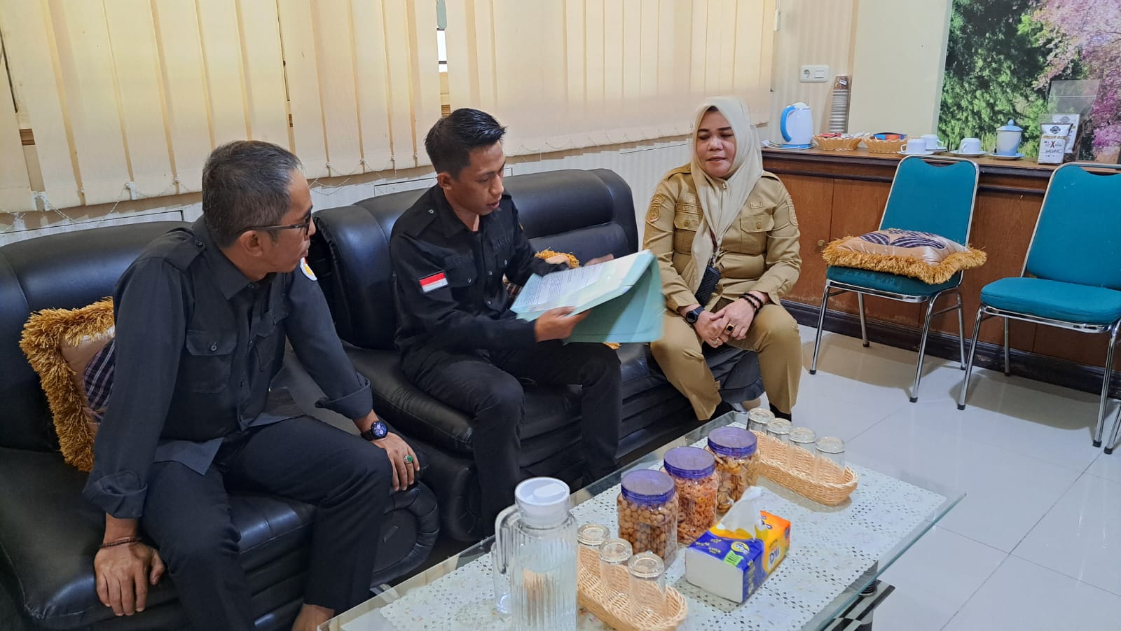 Bawaslu Kabupaten Polewali Mandar bersama Agusnia Hasan Sulur Asisten Bidang Pemerintah dan Kesejahteraan Rakyat Pemkab Polewali Mandar