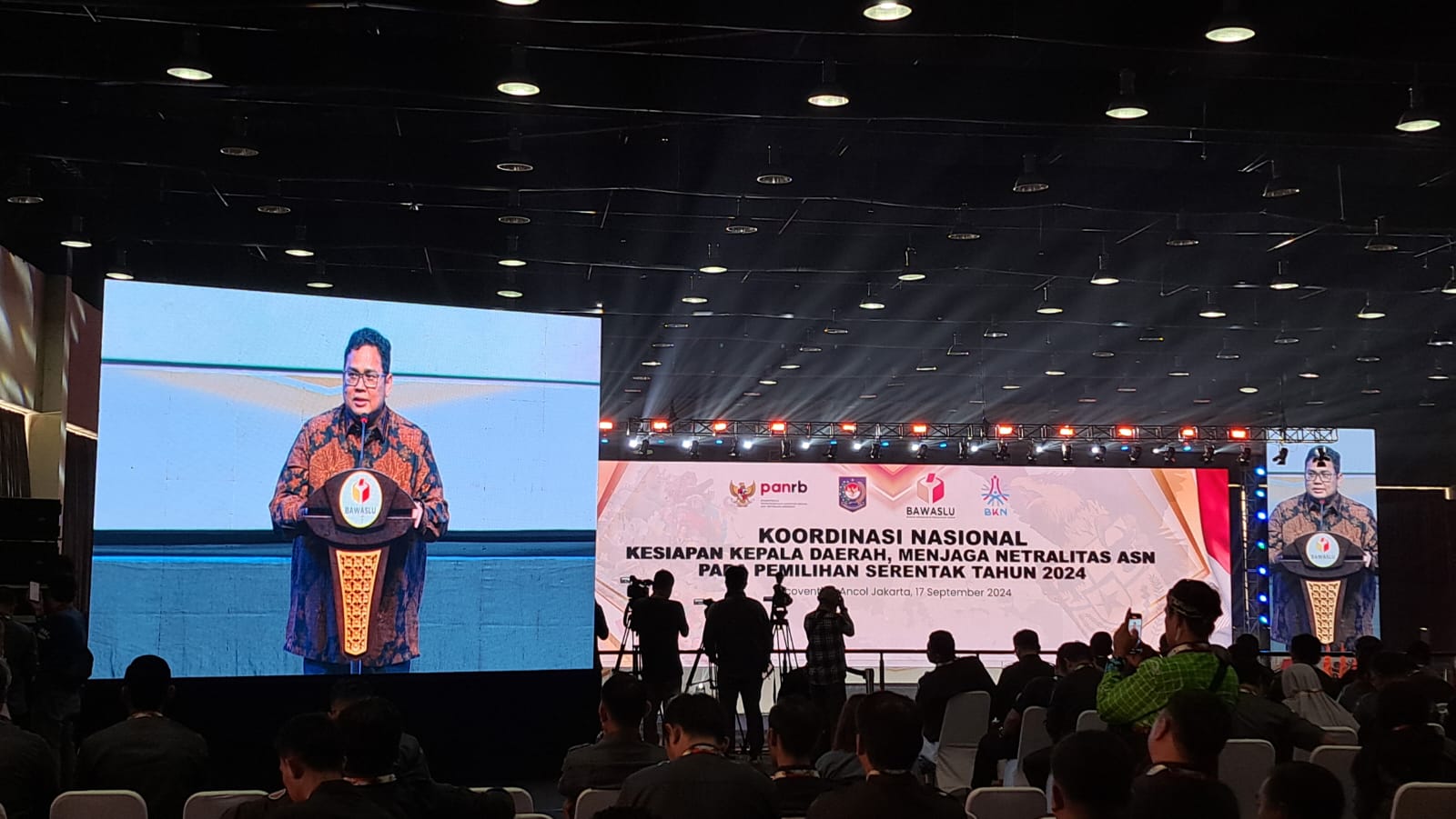 Rahmat Bagja Ketua Bawaslu Republik Indonesia saat memberikan sambutan pengantarnya pada acara Koordinasi Nasional Kesiapan Kepala Daerah, Menjaga Netralitas ASN pada Pemilihan Serentak tahun 2024 di Ecovention Ancol Jakarta, Selasa 17 September 2024