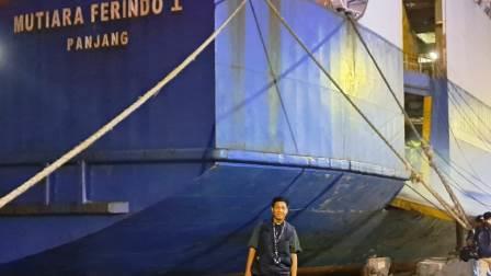 Bawaslu Kabupaten Polewali Mandar saat berada di Pelabuhan Surabaya menunggu pergerakan kapal laut menuju Pelabuhan Makassa