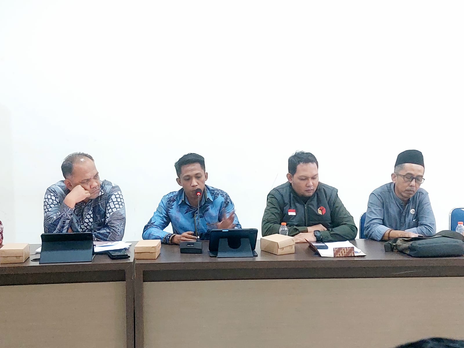 Harianto, Ketua  Bawaslu Polewali Mandar bersama Ady Suratman Kordiv Pencegahan Parmas Humas pada acara Raker DPRD Kabupaten Polewali Mandar