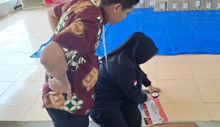 Rahmaniah Kordiv SDMO Diklat Bawaslu Polewali Mandar sedang melakukan pengawasan berupa pengecekan microteks keaslian surat suara