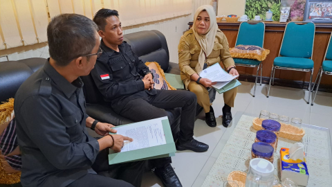 Ketua Bawaslu Kabupaten Polewali Mandar, Harianto bersama MS Tajuddin Koordinator Sekretariat ditemani satu orang staf melakukan koordinasi dengan Pemerintah Kabupaten (Pemkab) Polewali Mandar terkait pentingnya netralitas ASN dan Kepala Desa serta Aparatur Desa dalam penyelenggaraan Pilkada serentak 2024