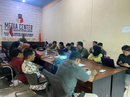 Rakor evaluasi pengawasan kampanye Pemilihan tahun 2024 di Ruang Rapat Kantor Bawaslu Kabupaten Polewali Mandar, 15 Oktober 2024.