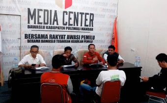 Melalui Konferensi Pers, Bawaslu Polman Beberkan Pemetaan Lima Issue Kerawanan Pilkada 2024