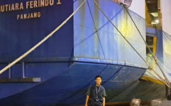 Bawaslu Kabupaten Polewali Mandar saat berada di Pelabuhan Surabaya menunggu pergerakan kapal laut menuju Pelabuhan Makassa