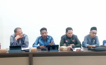 Harianto, Ketua  Bawaslu Polewali Mandar bersama Ady Suratman Kordiv Pencegahan Parmas Humas pada acara Raker DPRD Kabupaten Polewali Mandar