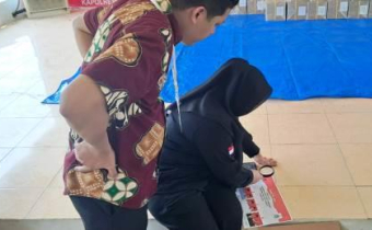 Rahmaniah Kordiv SDMO Diklat Bawaslu Polewali Mandar sedang melakukan pengawasan berupa pengecekan microteks keaslian surat suara